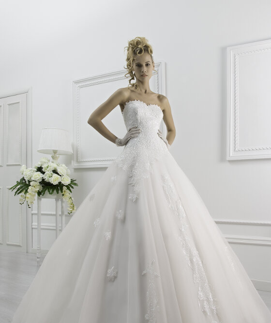 L 311 Abito da sposa in tulle e pizzo macramè